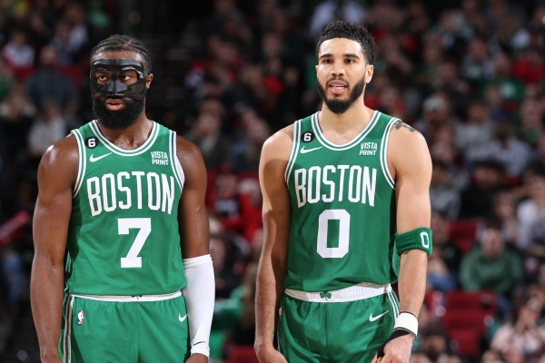 神兵天降！怀特狂砍27+7+7+7填满数据栏，绿军客场力克爵士喜迎连胜